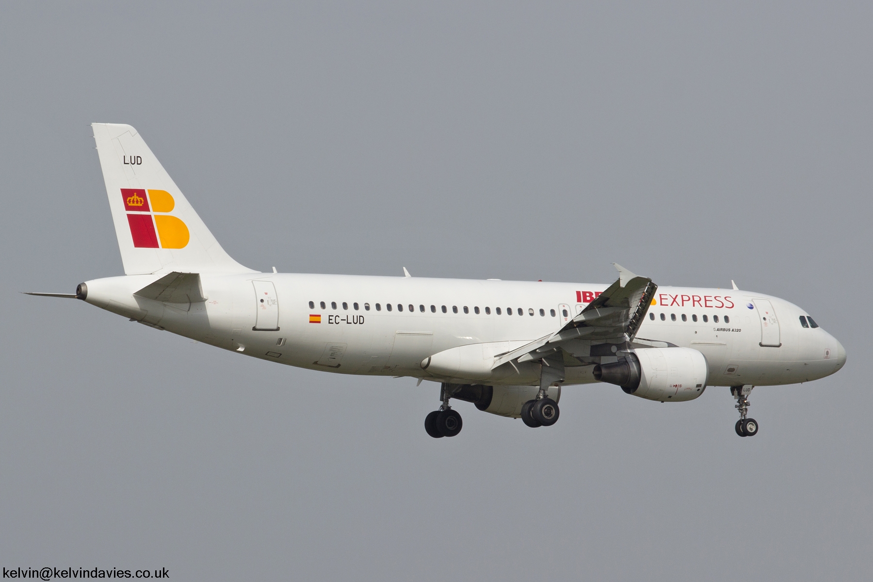 Iberia Express A320 EC-LUD