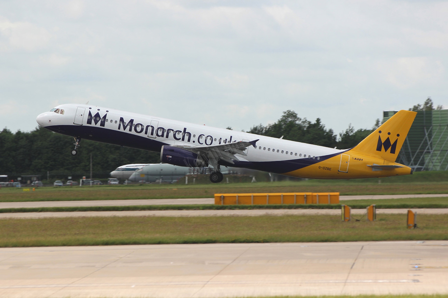 Monarch Airlines A321 G-OZBE