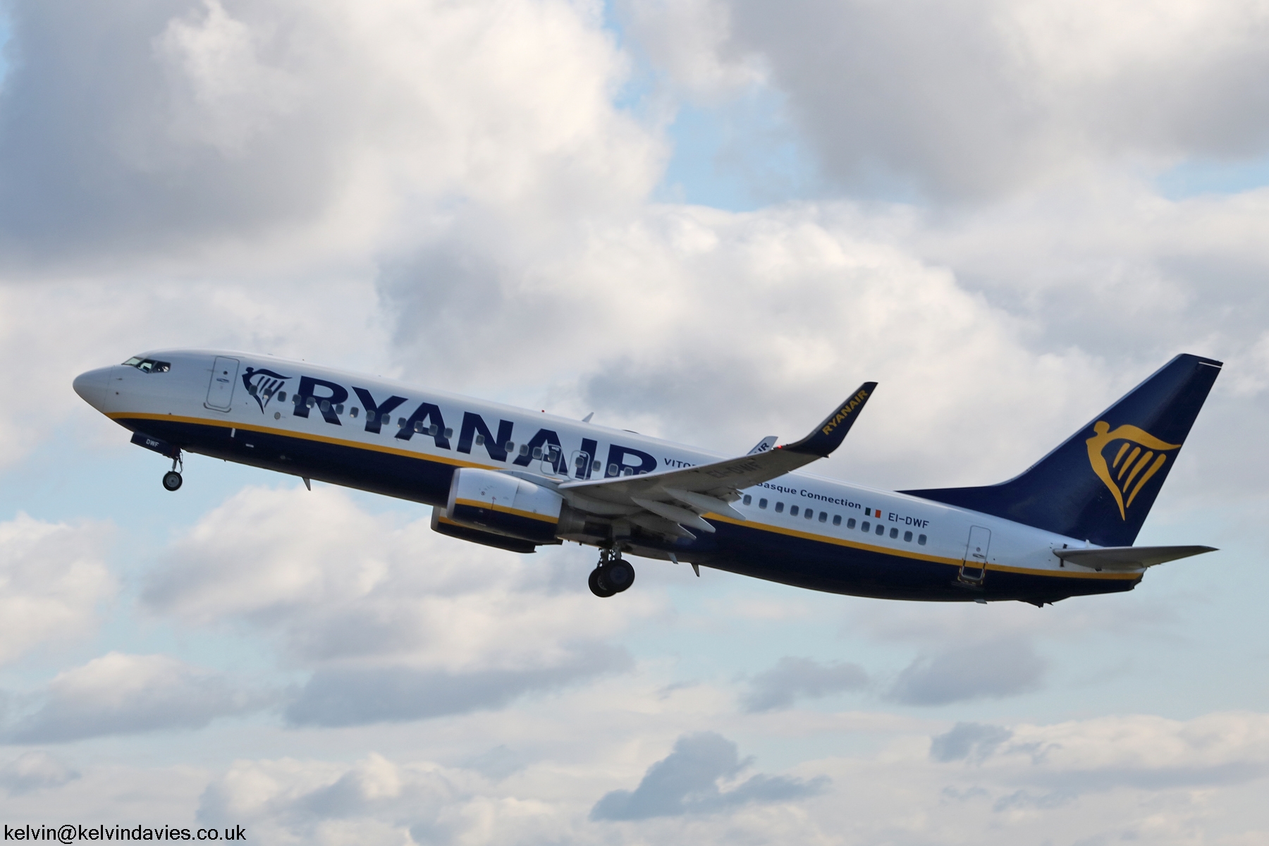 Ryanair 737NG EI-DWF