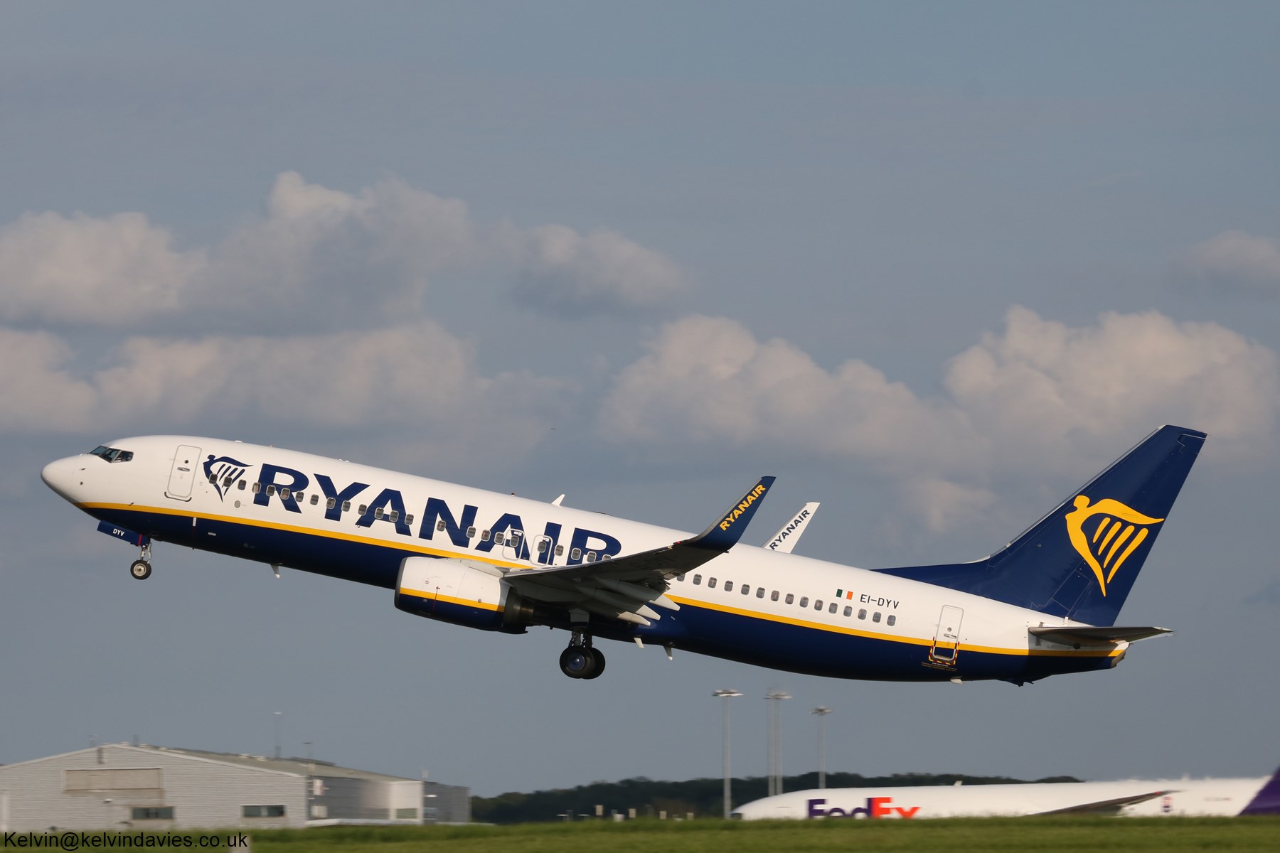 Ryanair 737 EI-DYV