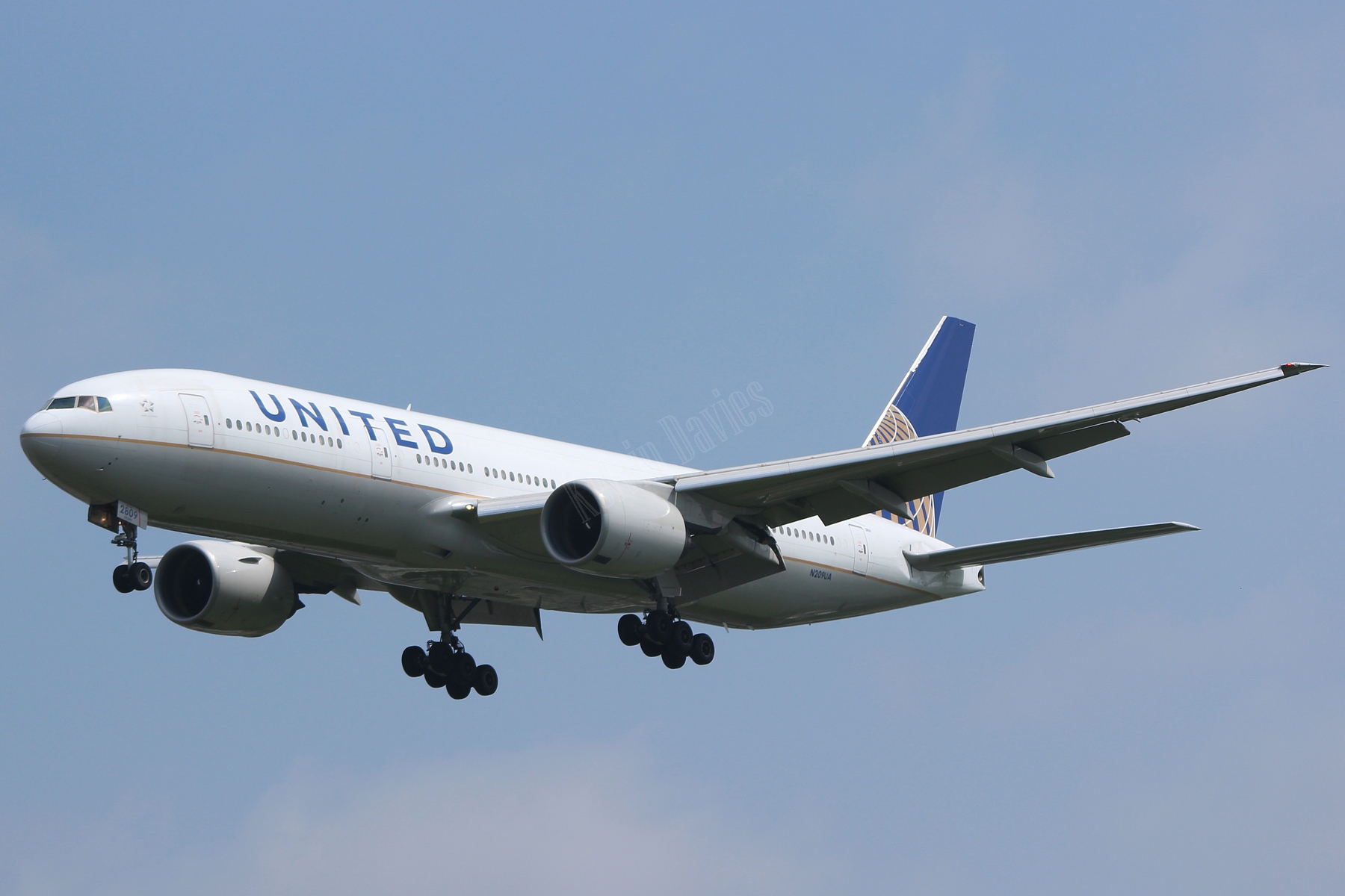 United Airlines 777 N209UA