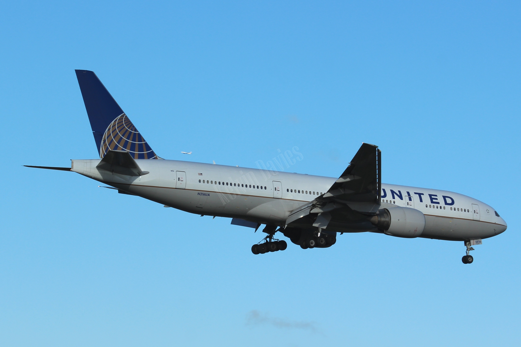 United Airlines 777 N216UA