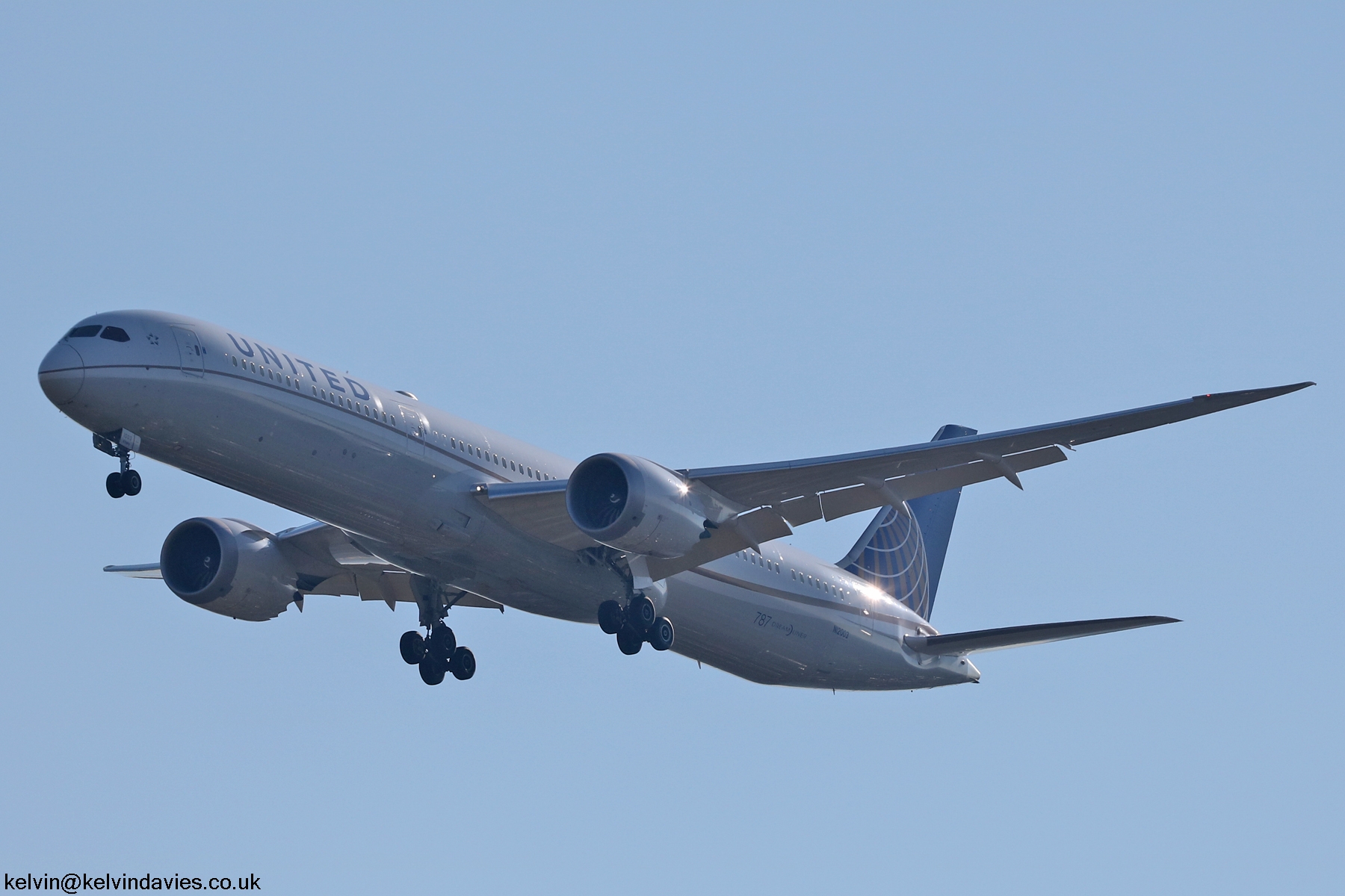 United Airlines 787 N12003