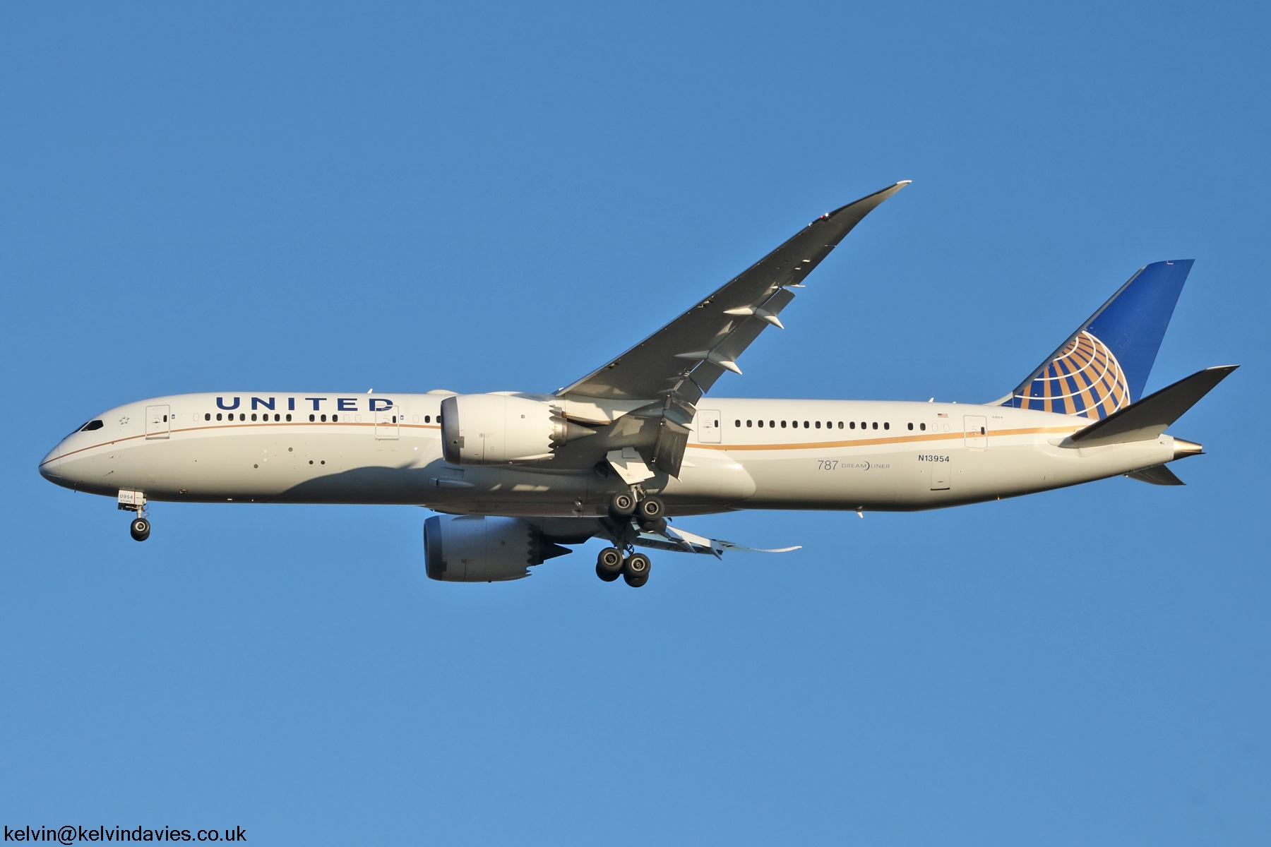 United Airlines 787 N13954