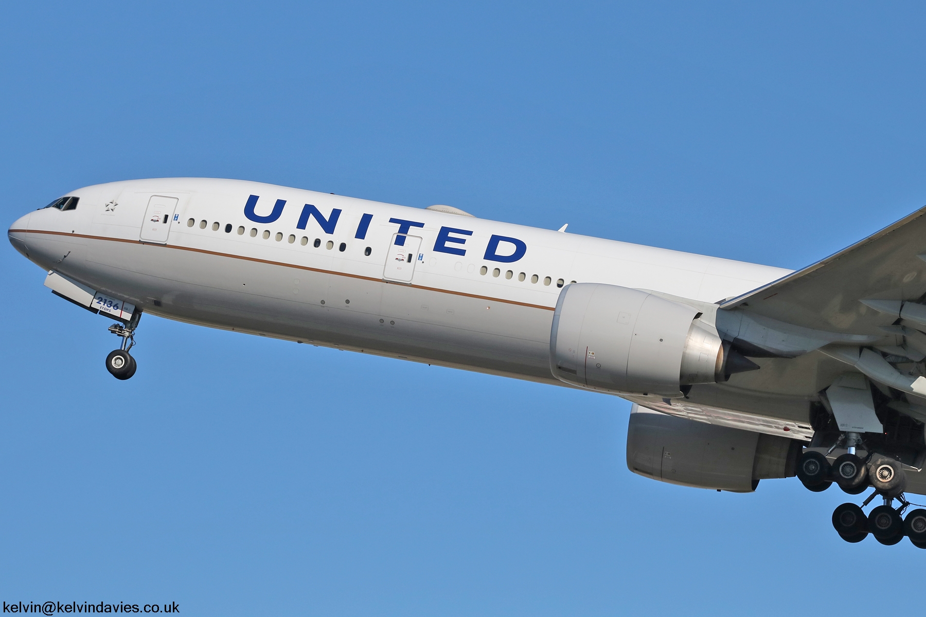 United Airlines 777 N2136U