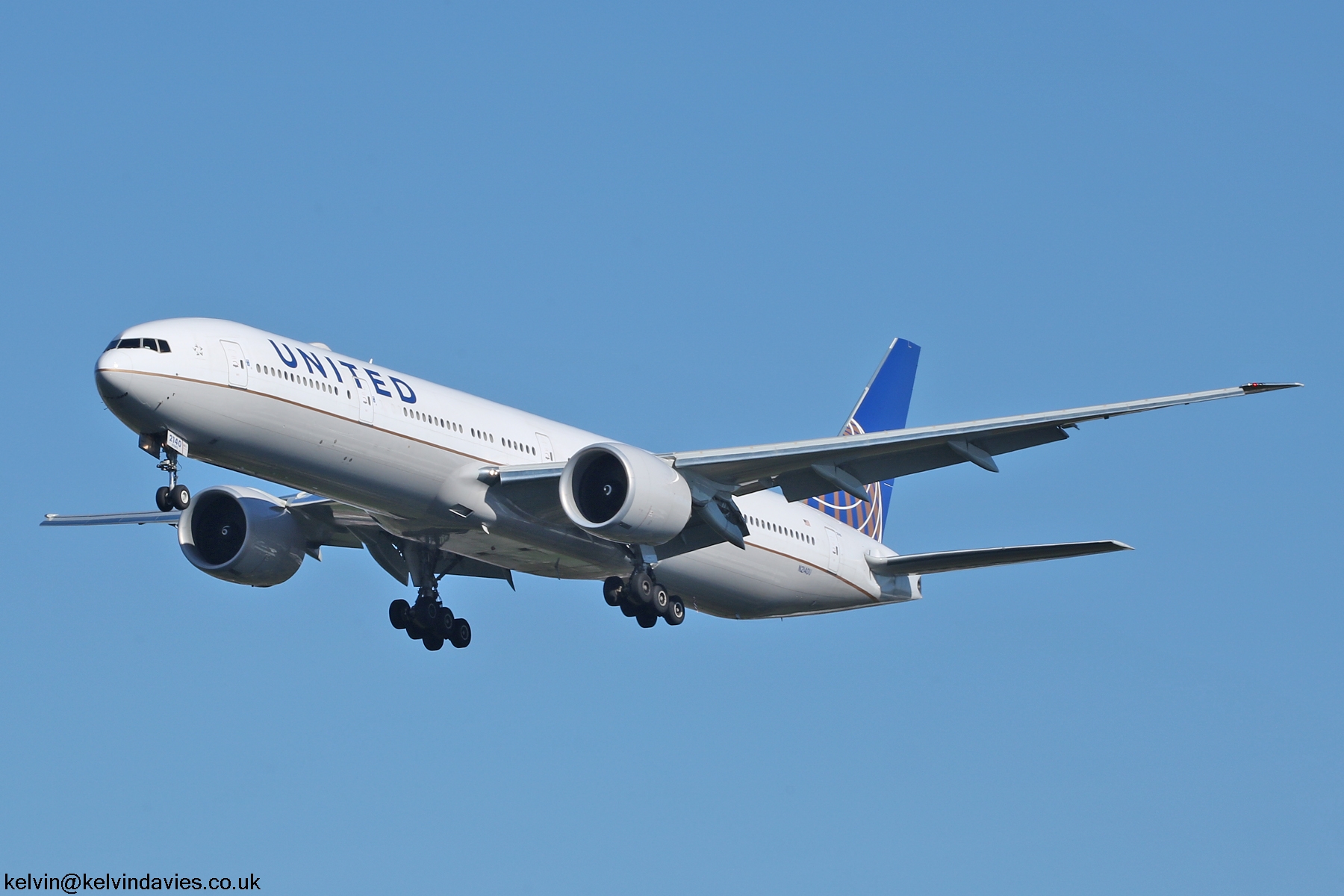 United Airlines 777 N2140U