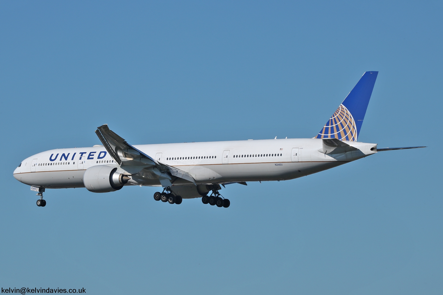 United Airlines 777 N2140U