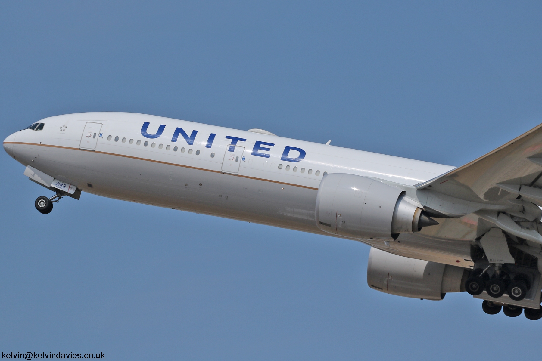 United Airlines 777 N2142U