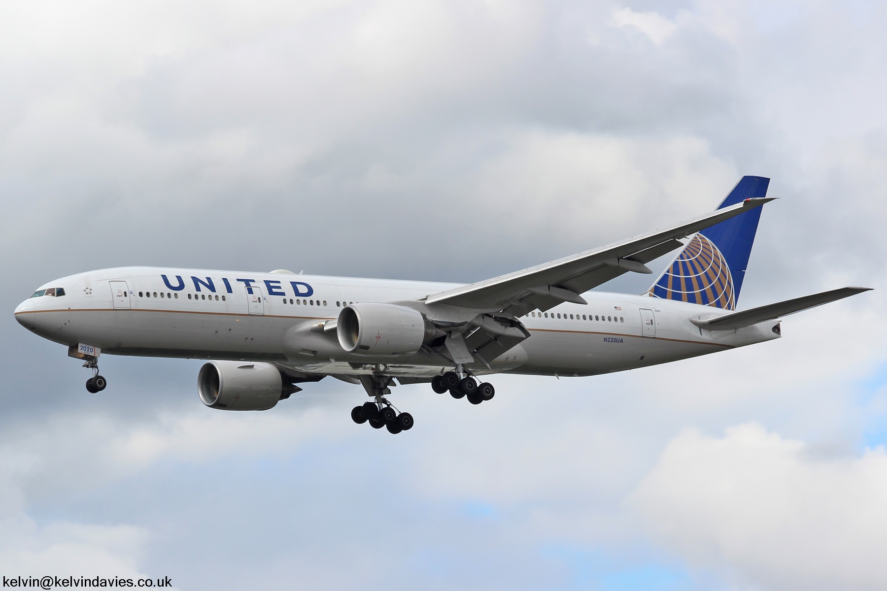 United Airlines 777 N220UA