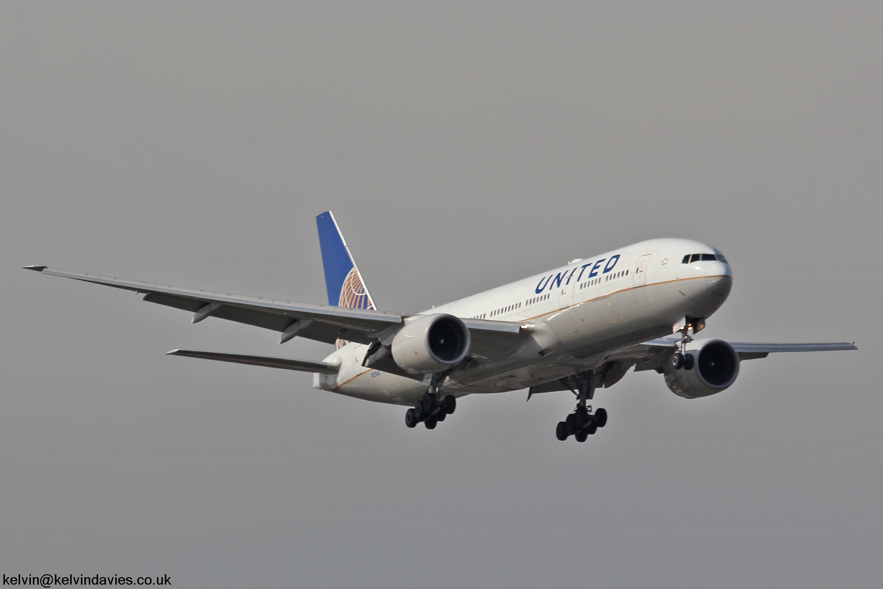 United Airlines 777 N221UA