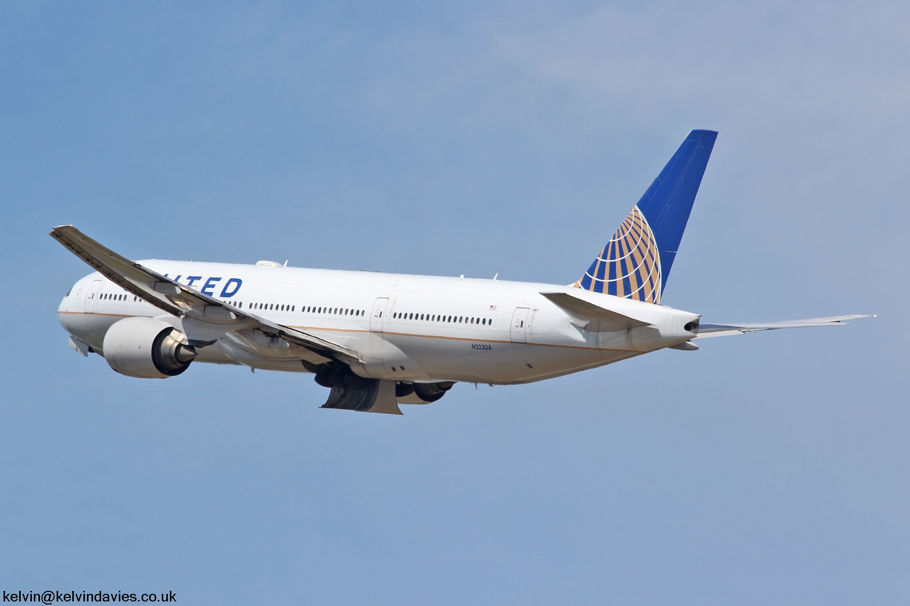 United Airlines 777 N223UA