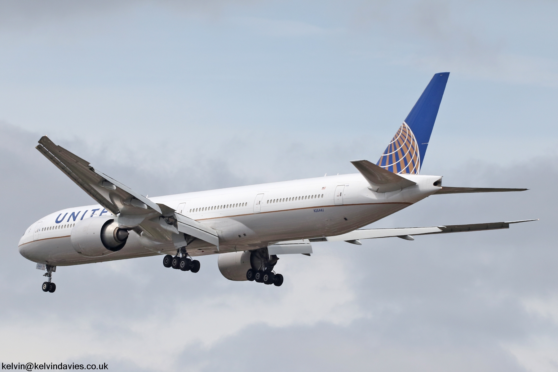 United Airlines 777 N2644U