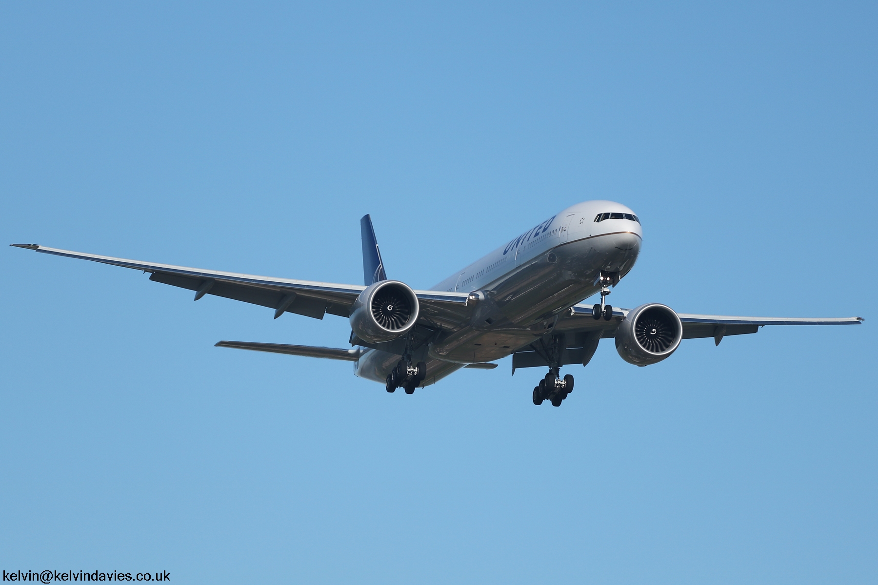 United Airlines 777 N2747U