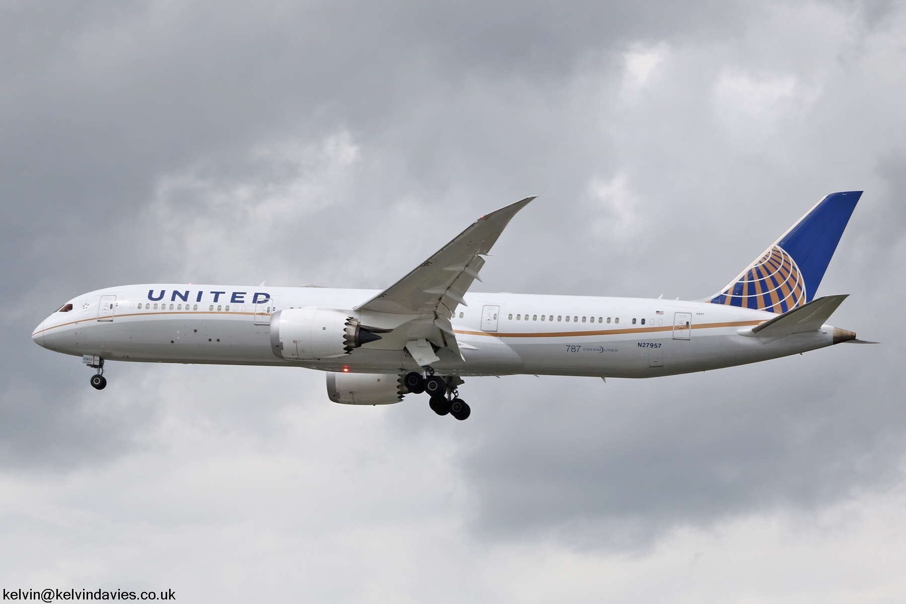 United Airlines 787  N27957