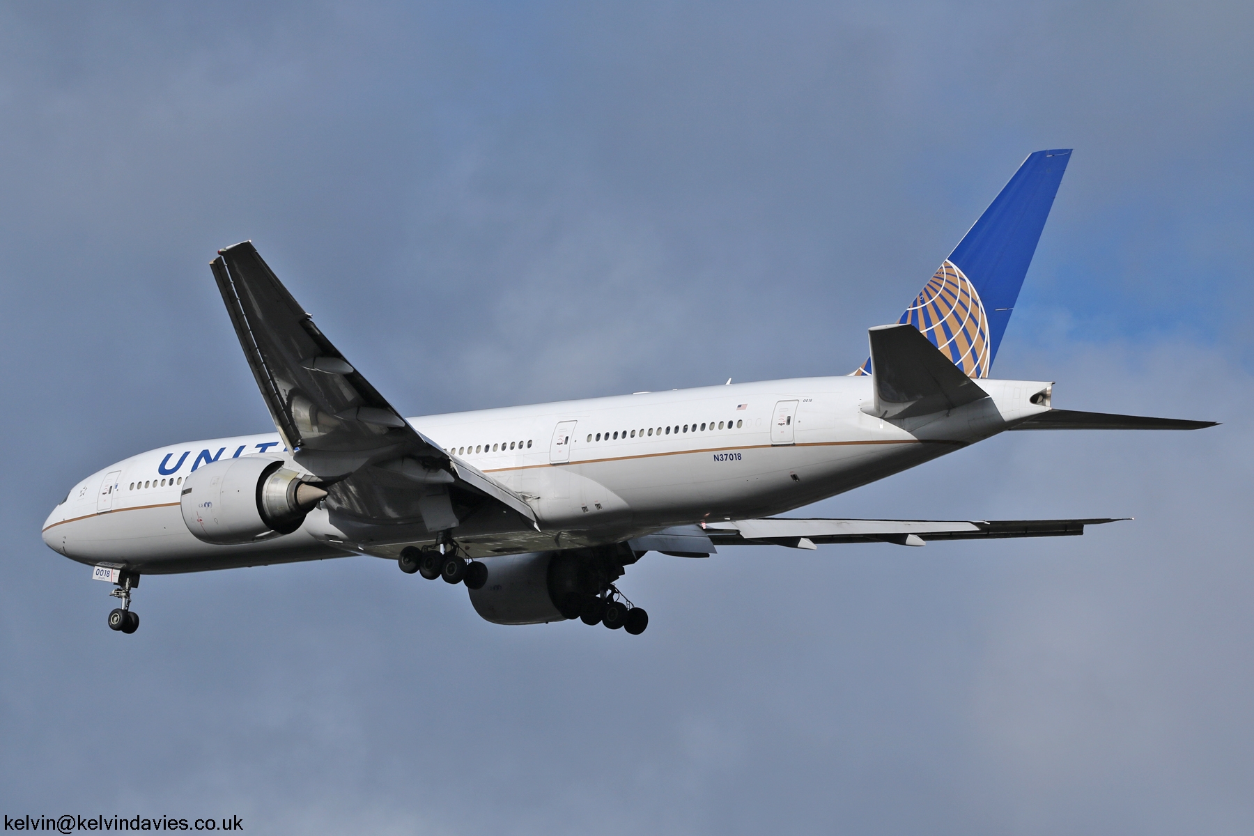 United Airlines 777 N37018