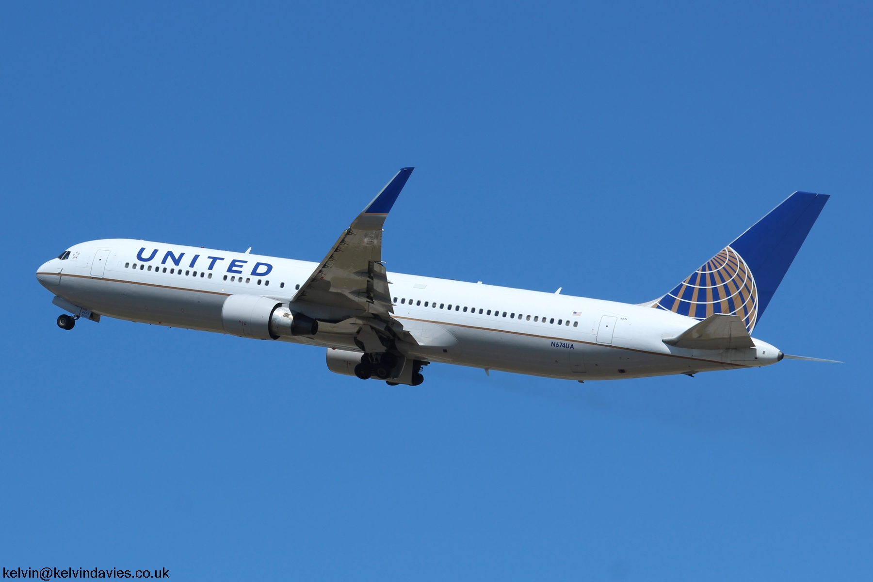 United Airlines 767 N674UA