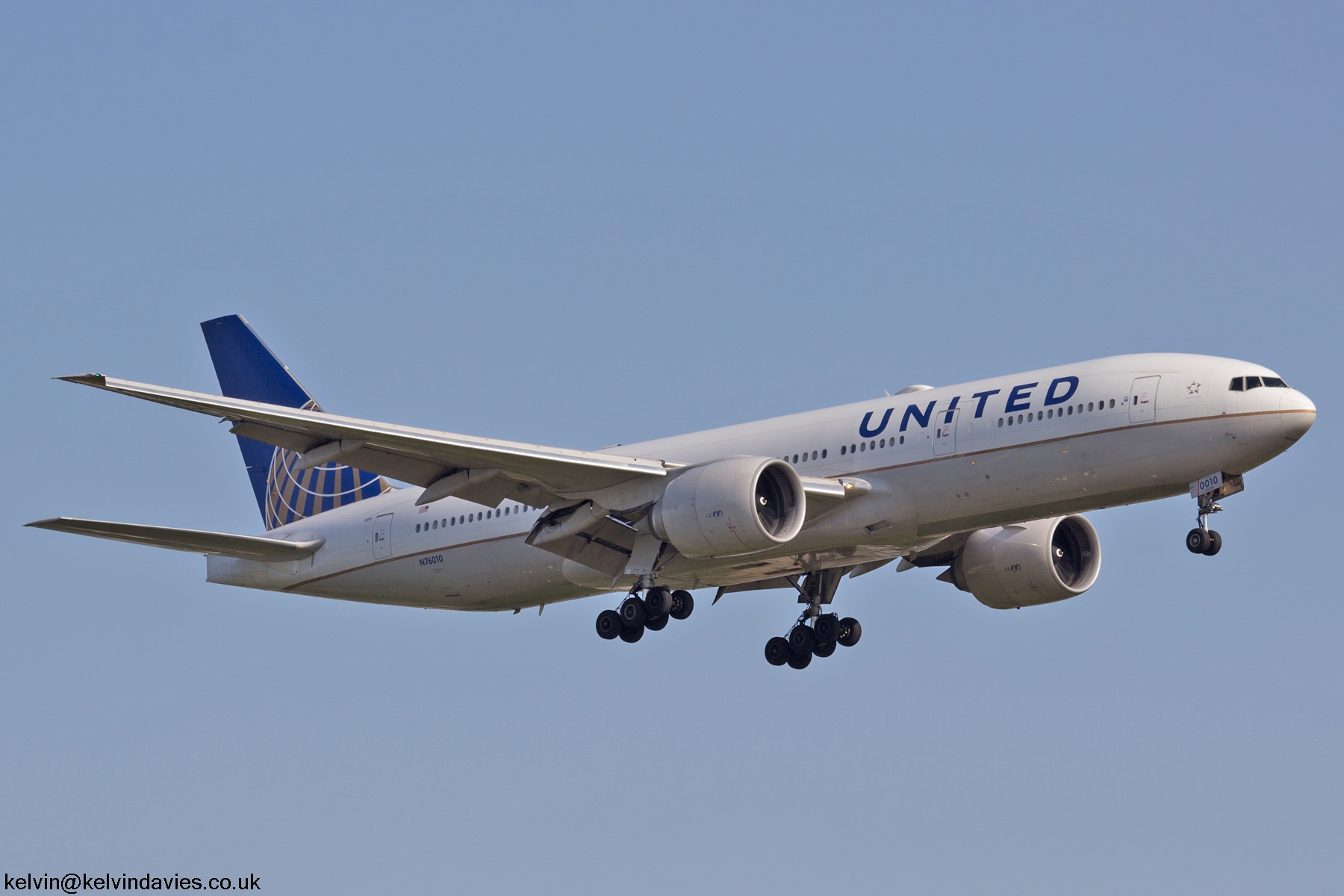 United Airlines 777 N76010
