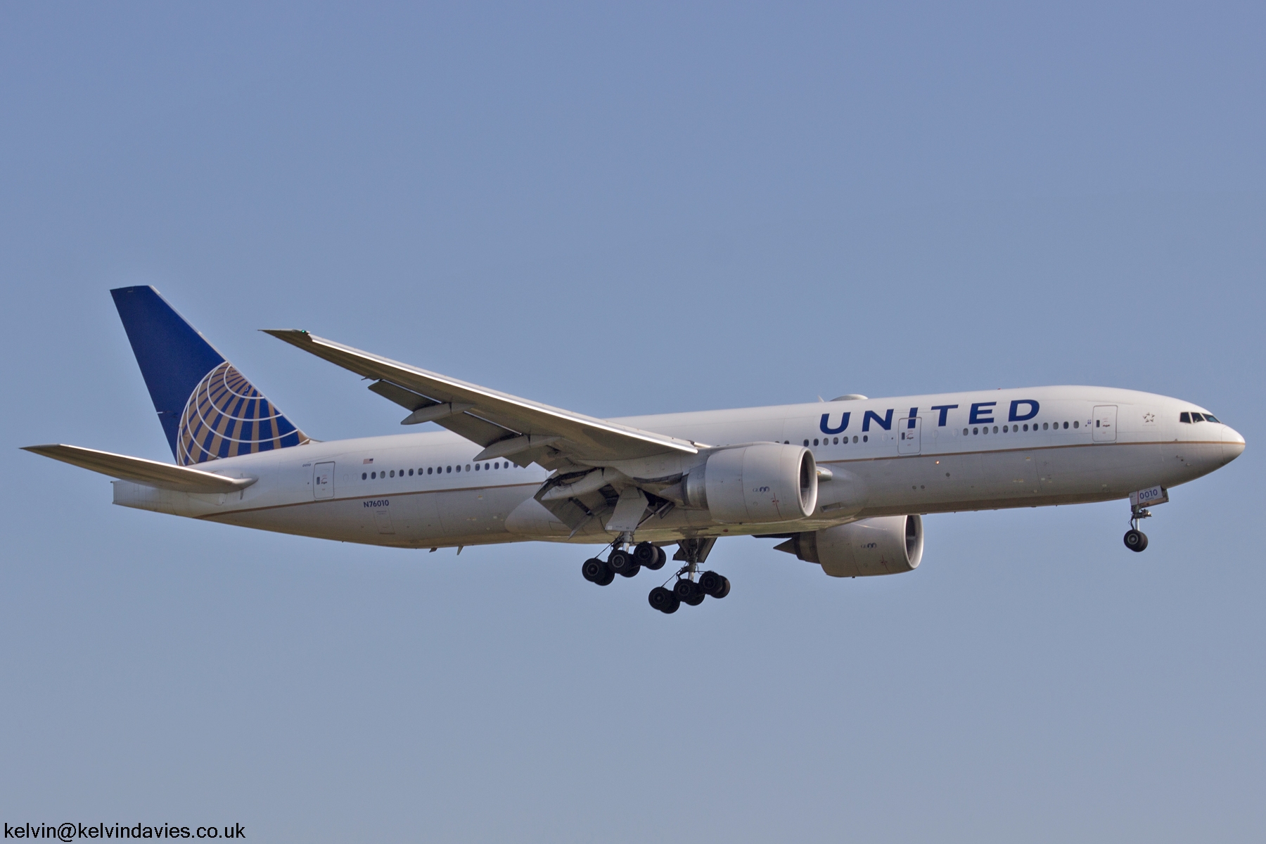 United Airlines 777 N76010