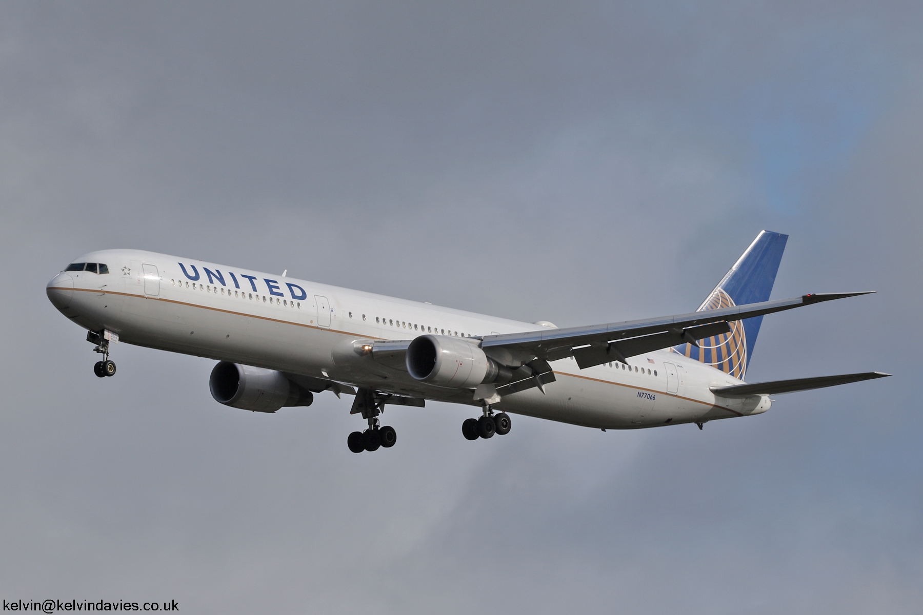 United Airlines 767 N77066