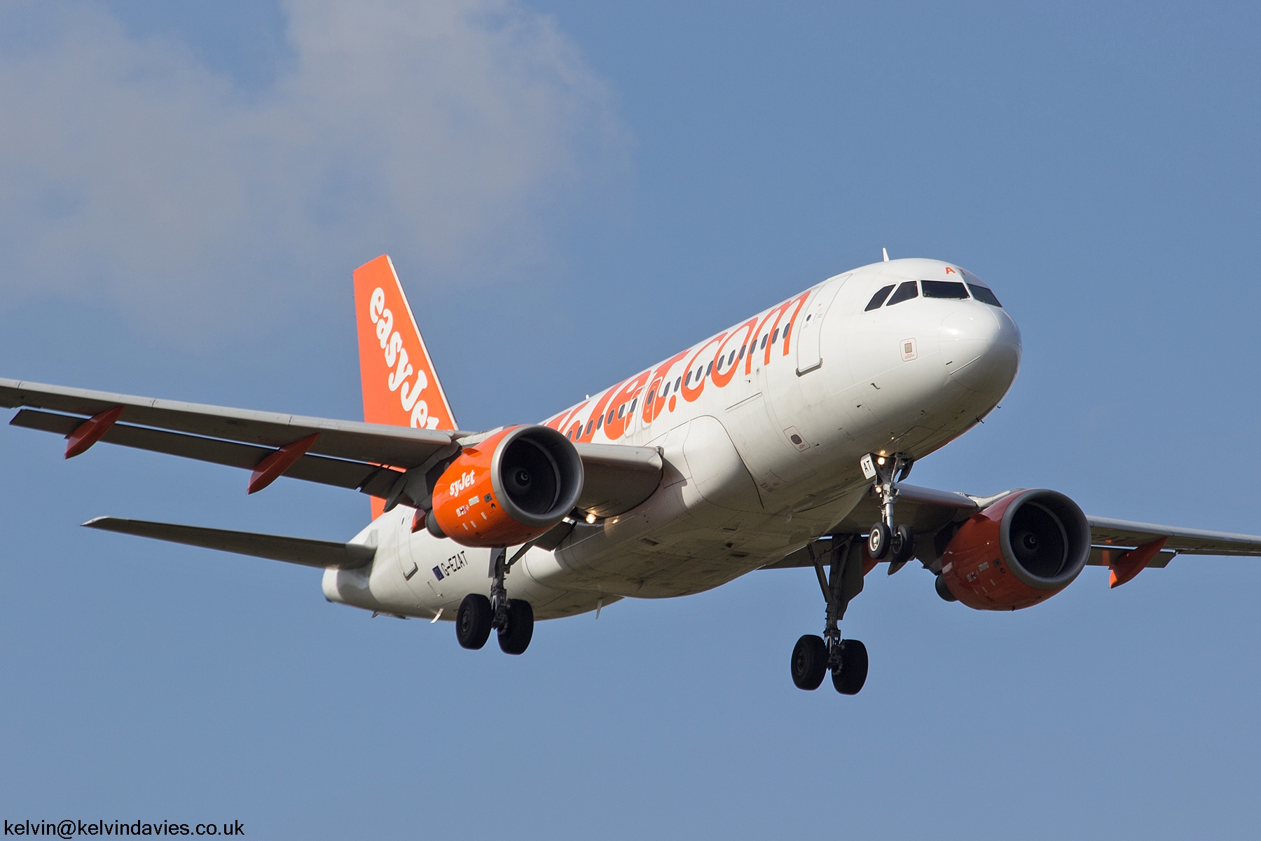 easyJet A319 G-EZAT