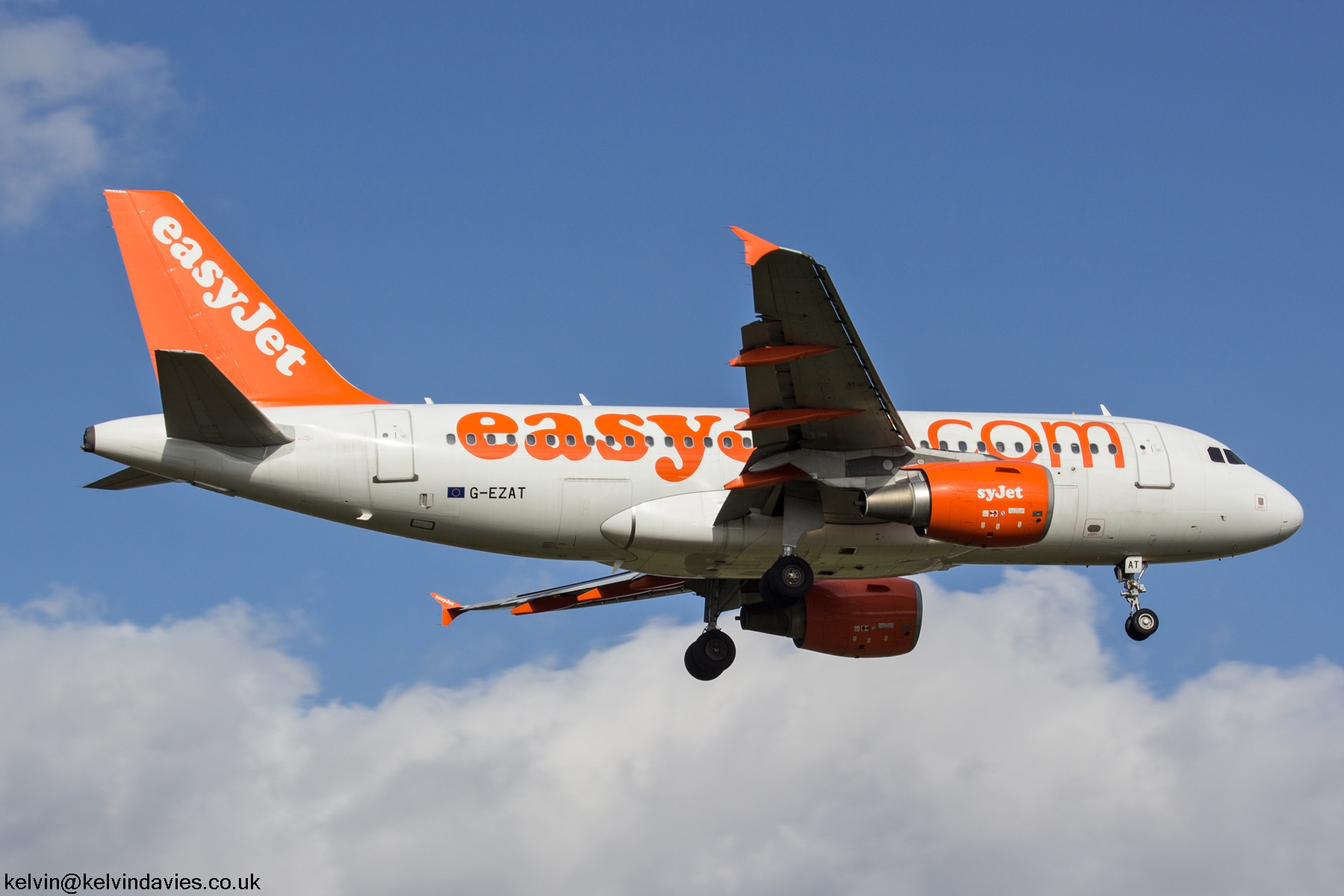 easyJet A319 G-EZAT