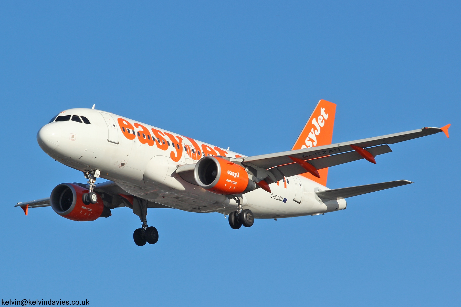 easyJet A319 G-EZAU