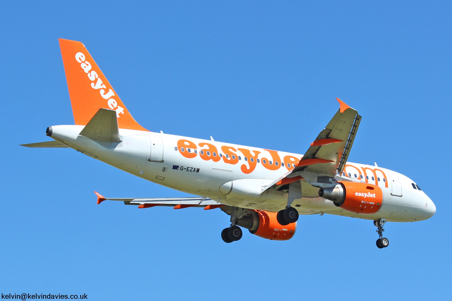 easyJet A319 G-EZAW