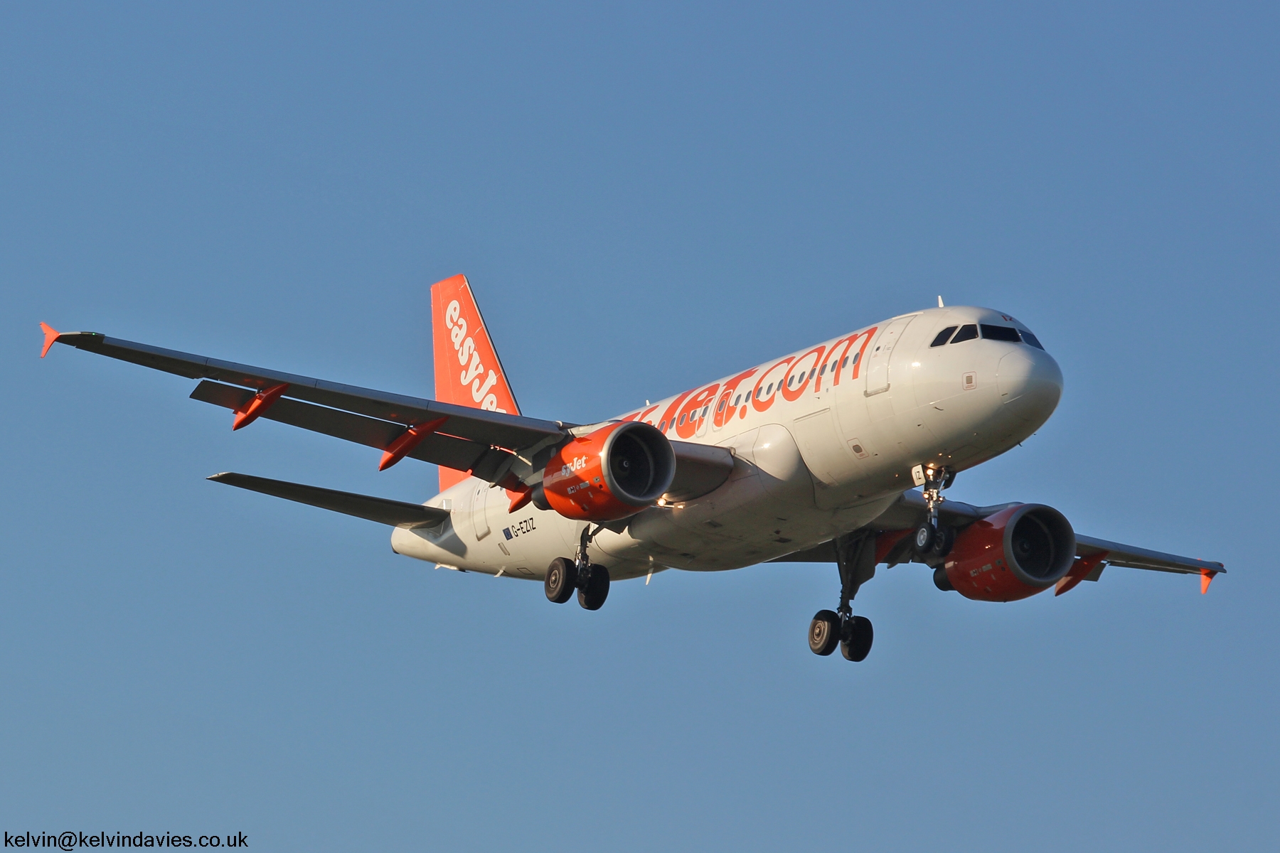 easyJet A319 G-EZIZ