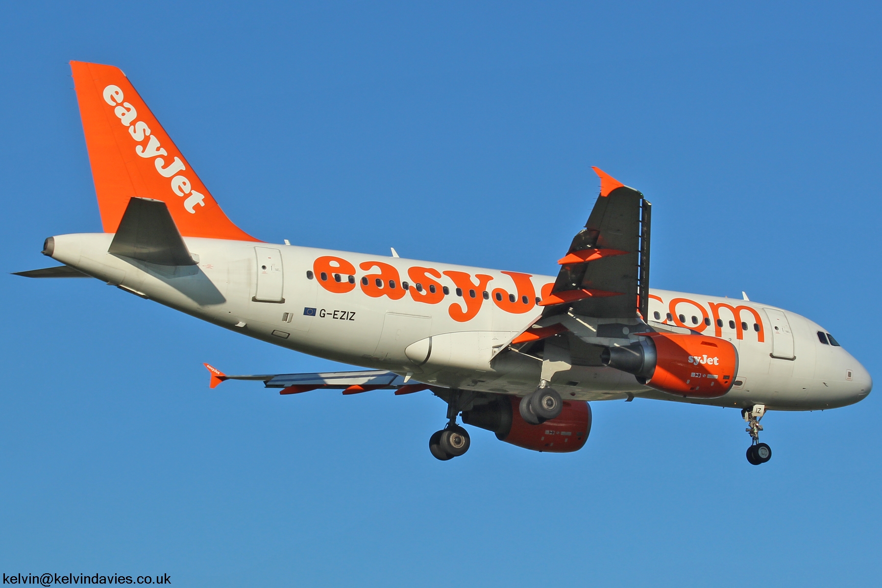 EasyJet A319 G-EZIZ