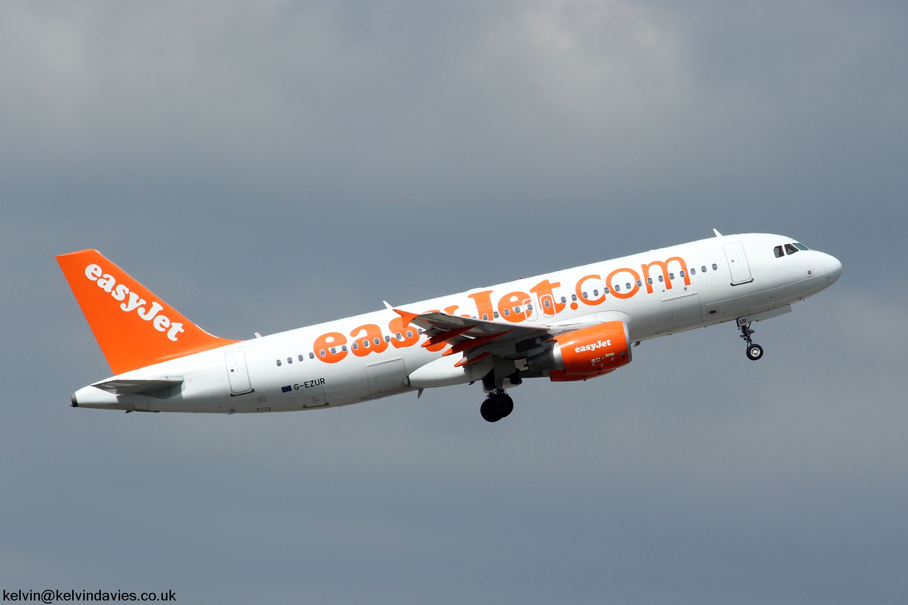 Easyjet A320 G-EZUR