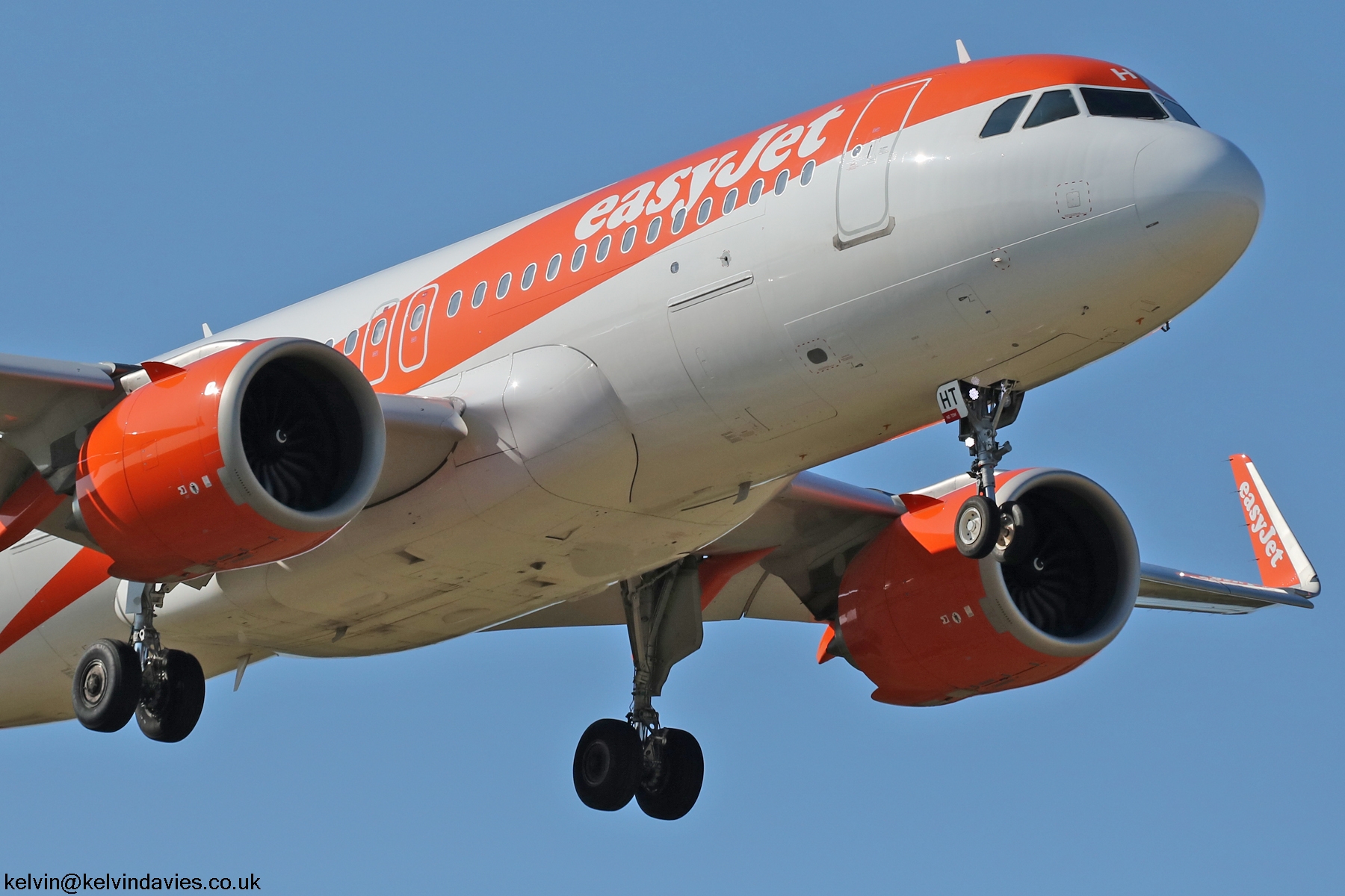 easyJet A320 NEO G-UZHT