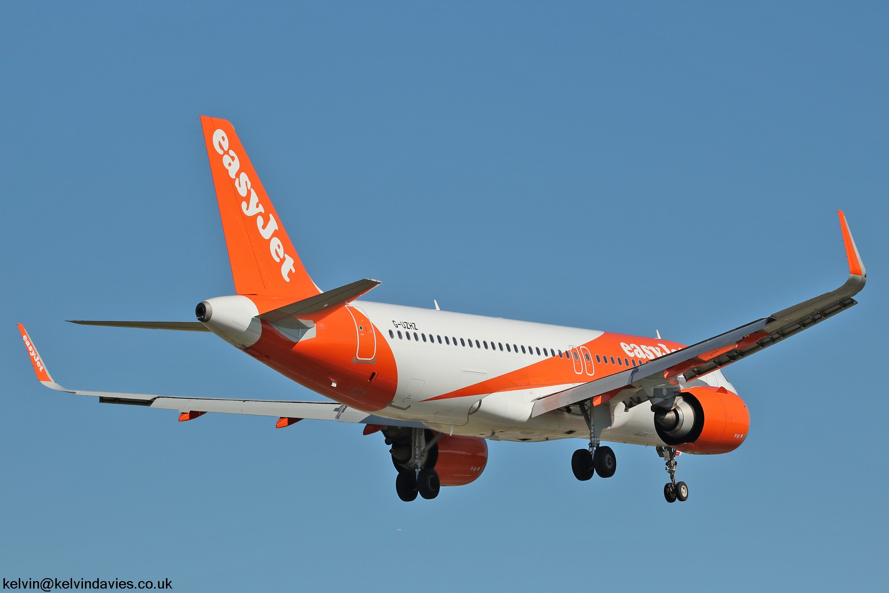 easyJet A320 NEO G-UZHZ