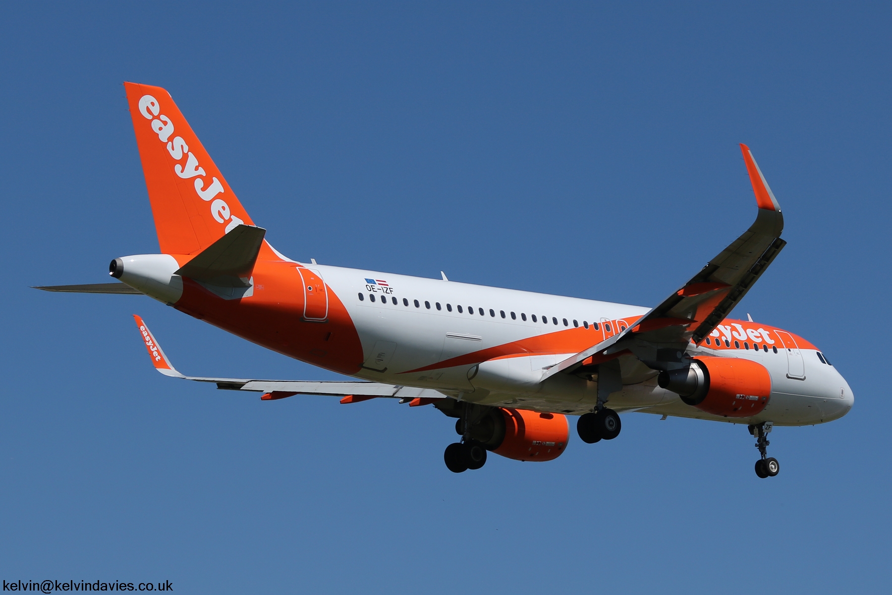 easyJet A320 OE-IZF