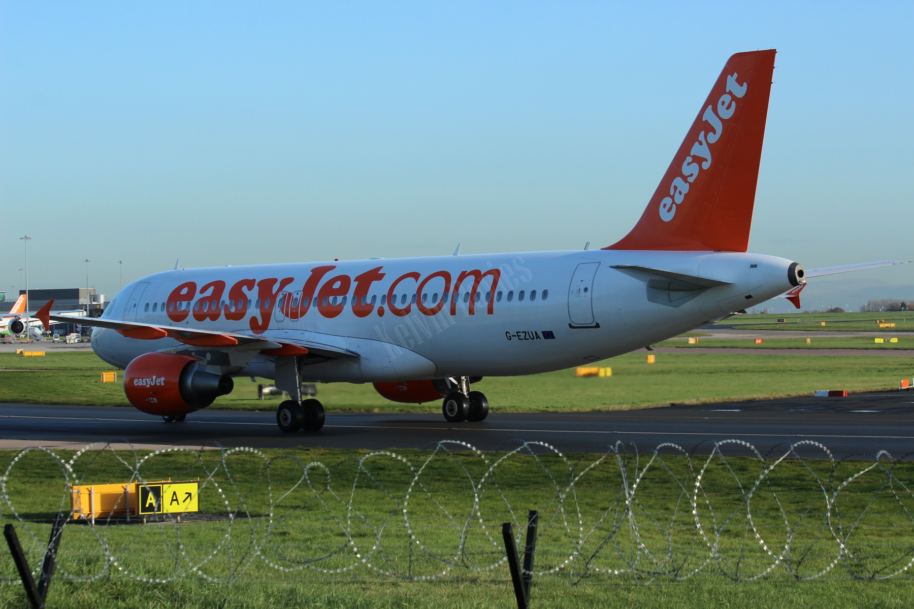 Easyjet A320 G-EZUA