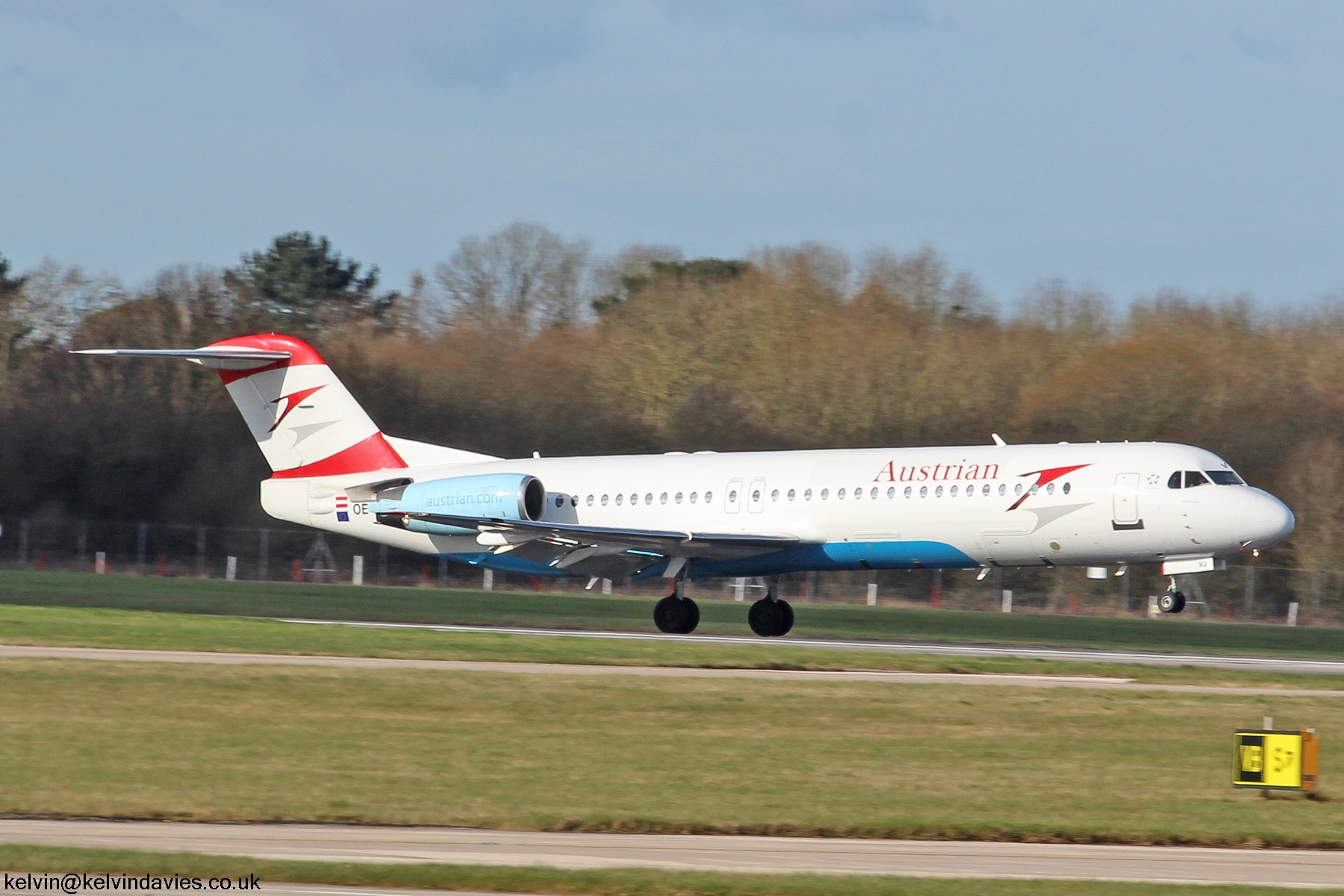 Austrian Airlines F100 OE-LVJ