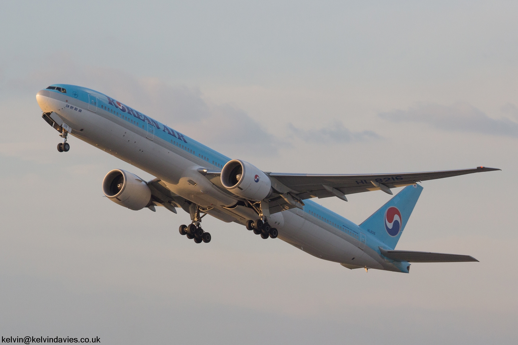 Korean Air 777 HL8216