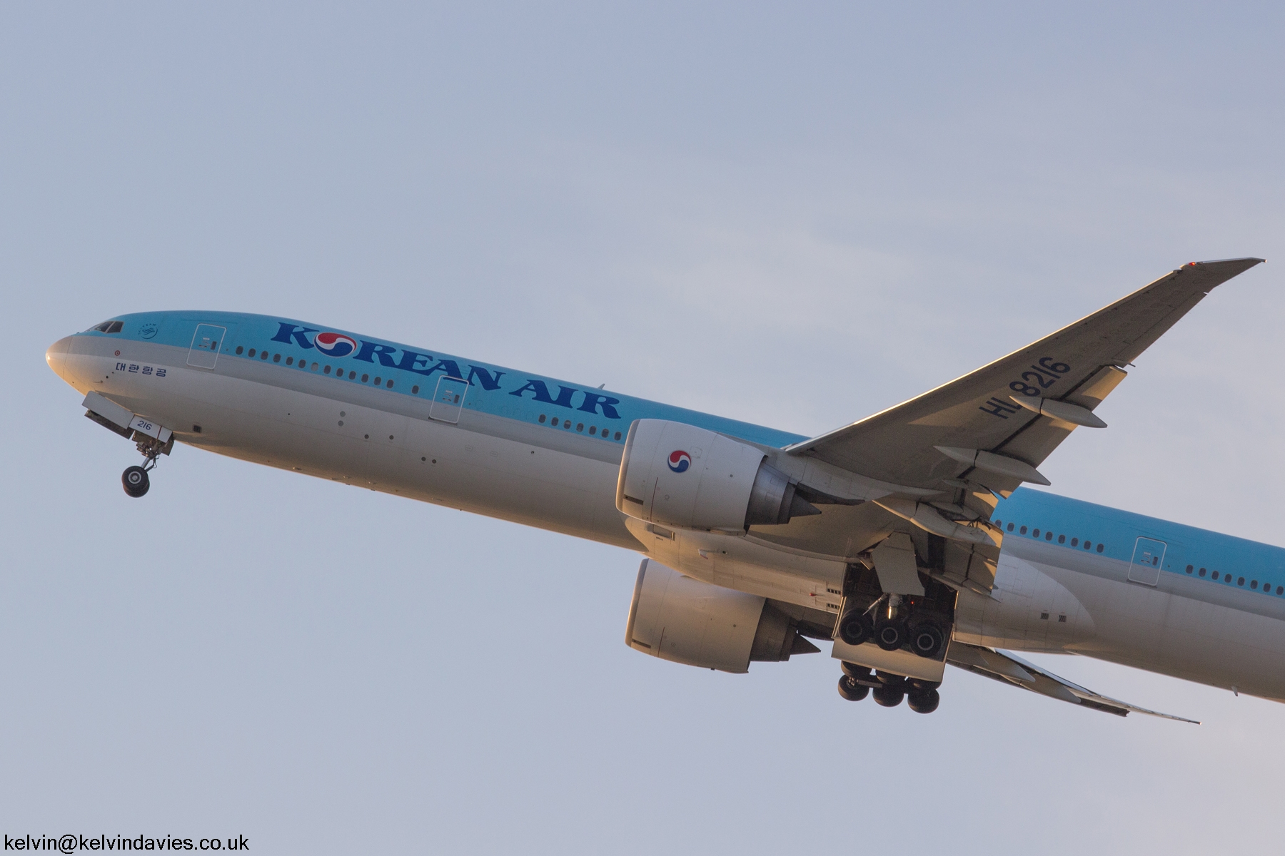 Korean Air 777 HL8216