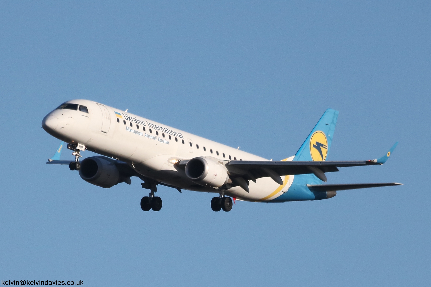 Ukraine International EMB-190 UR-EMB