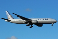 United Airlines 777 N216UA