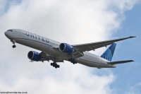 United Airlines 777 N2352U