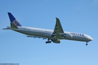 United Airlines 777 N2747U