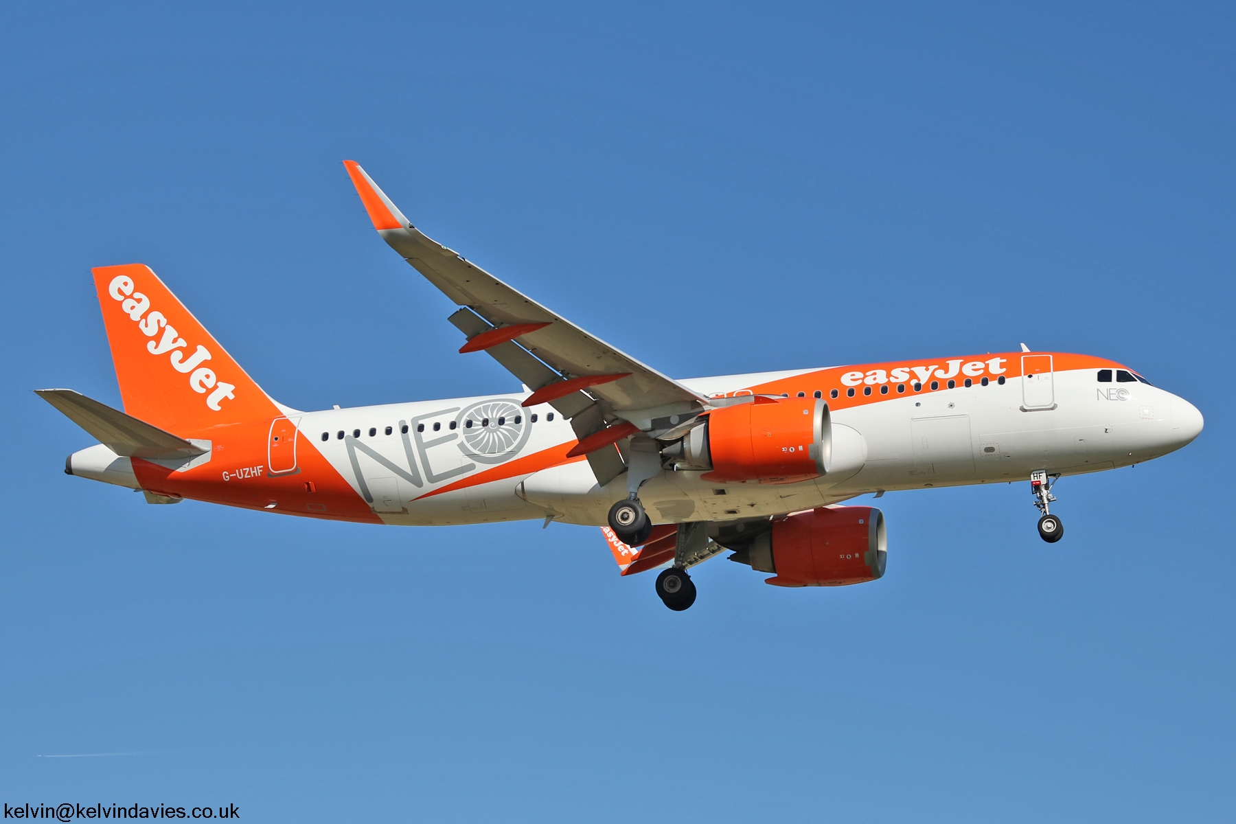 easyJet A320 NEO G-UZHF