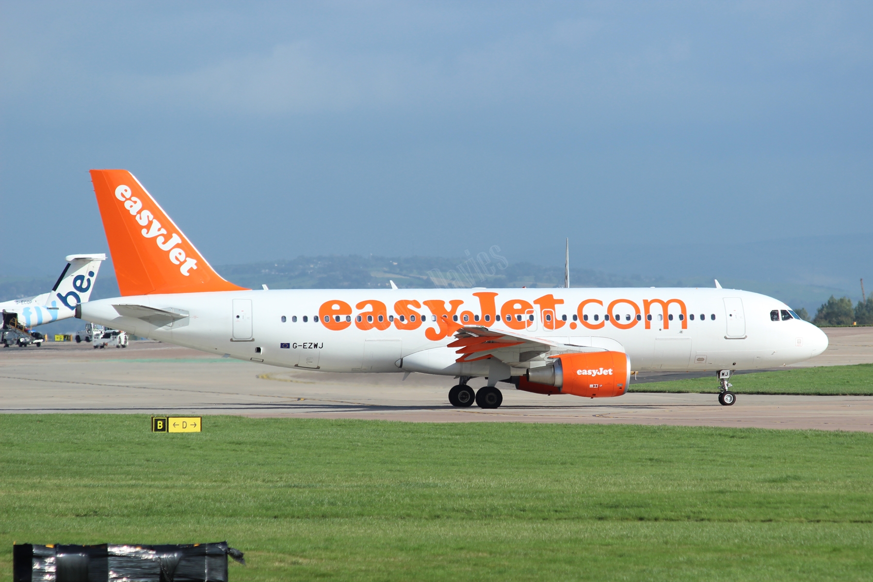 Easyjet A320 G-EZWJ