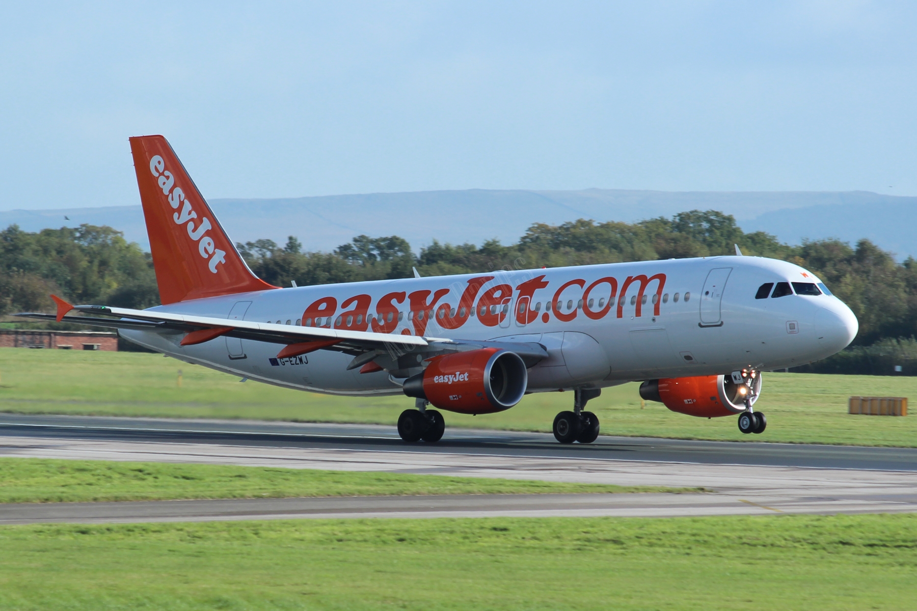 Easyjet A320 G-EZWJ