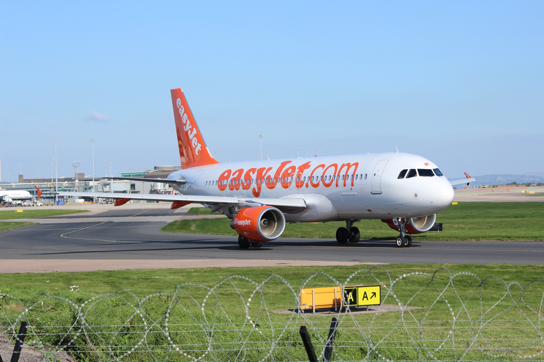 Easyjet A320 G-EZWI